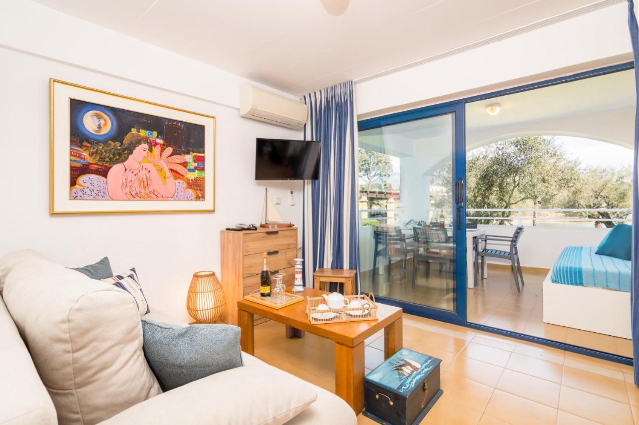 Blue & White Velvet 20M From The Beach Danilia Luaran gambar