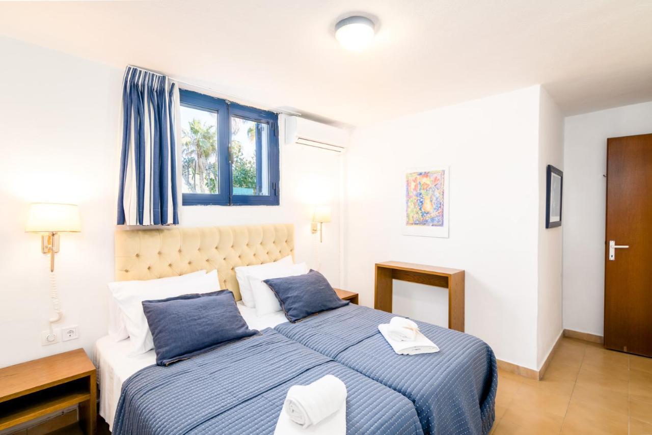 Blue & White Velvet 20M From The Beach Danilia Luaran gambar