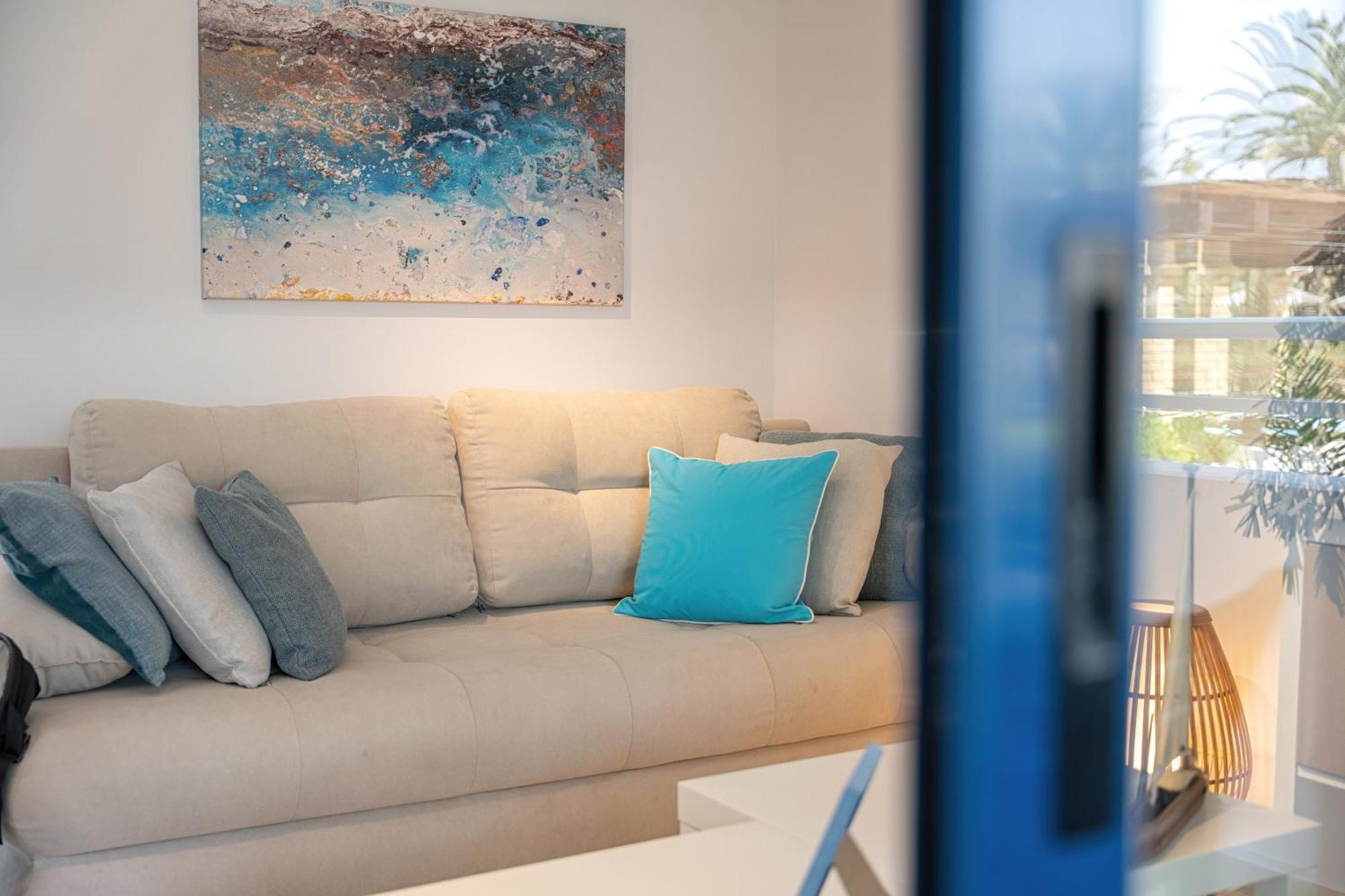 Blue & White Velvet 20M From The Beach Danilia Luaran gambar