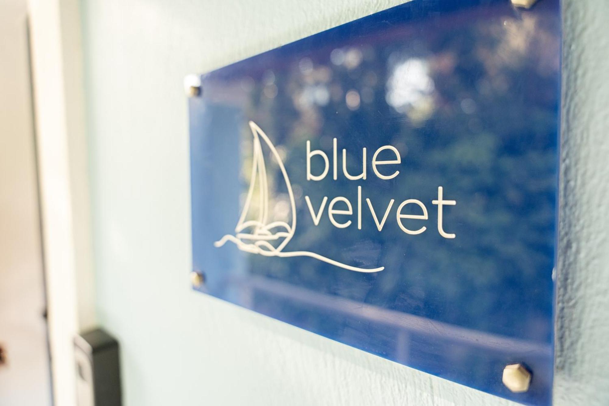 Blue & White Velvet 20M From The Beach Danilia Luaran gambar