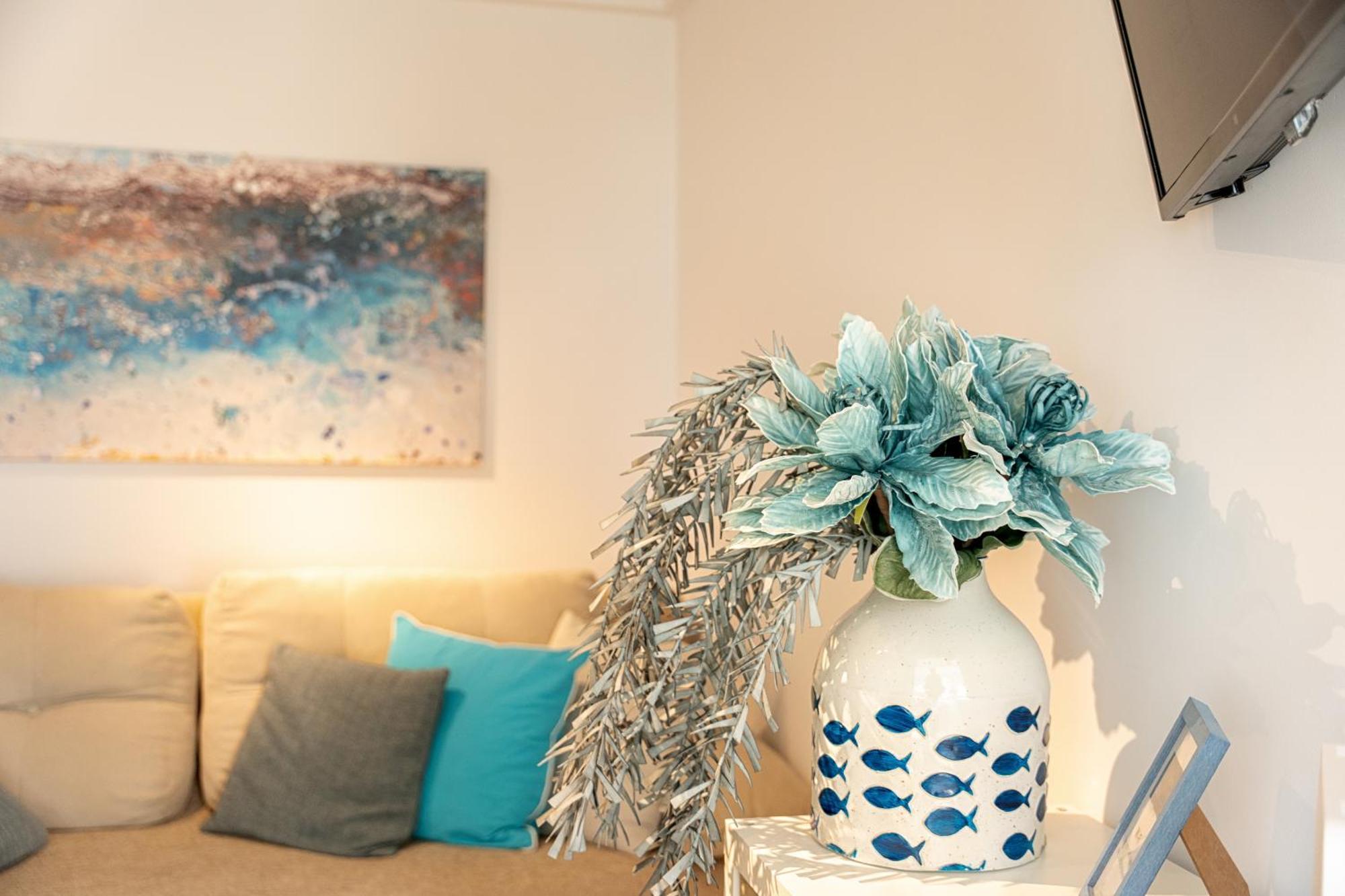 Blue & White Velvet 20M From The Beach Danilia Luaran gambar